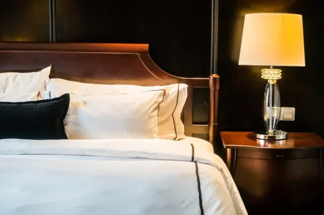 Glamour z przeszłości: sypialnia w stylu Hollywood Regency